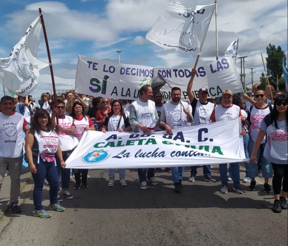  Una de las protestas de los últimos días realizada en Comodoro Rivadavia que contó con el acompañamiento de los docentes de Santa Cruz del gremio ADOSAC.