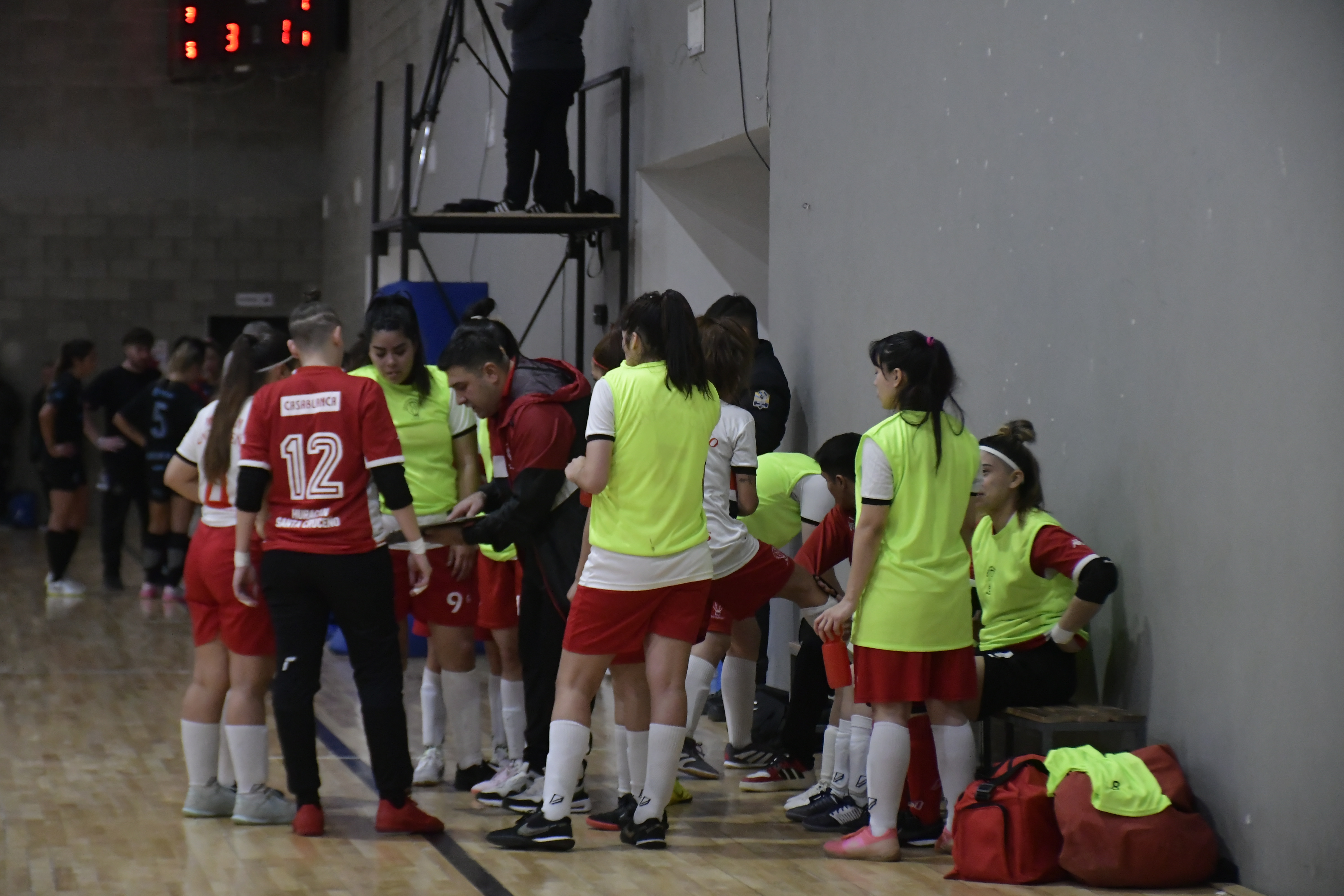  El entrenador dando indicaciones en la final del Torneo Nacional de Futsal Femenino. FOTO: JUAN PALACIOS/LA OPINIÓN AUSTRAL