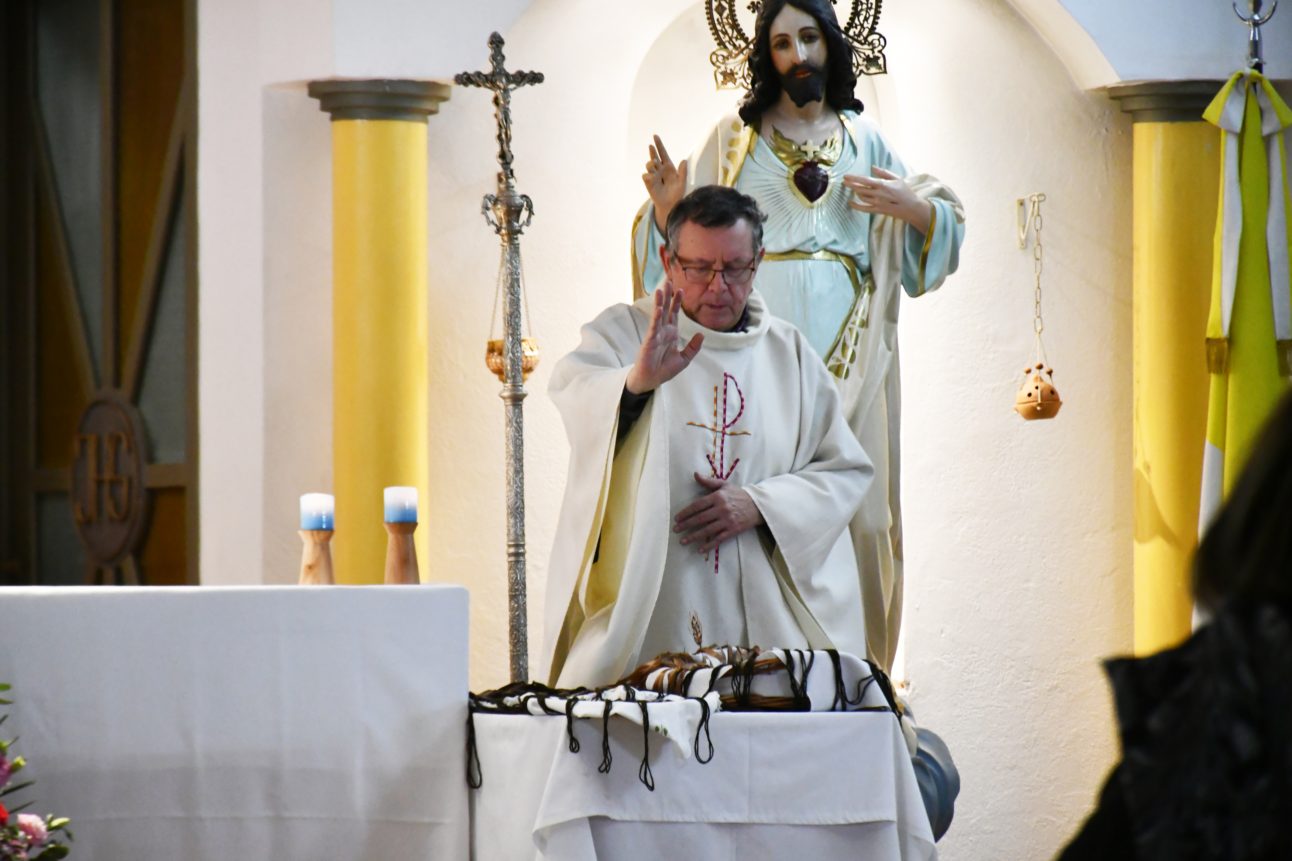  Este martes -a las 17:30- se rezó el rosario. Allí tuvo lugar la misa de imposición del escapulario del Carmen. (Foto: José Silva/La Opinión Austral).