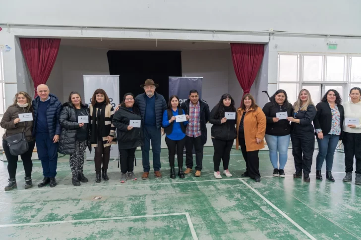 Municipio de Comodoro Rivadavia entregó más de 517 millones de pesos a 93 cooperadoras escolares