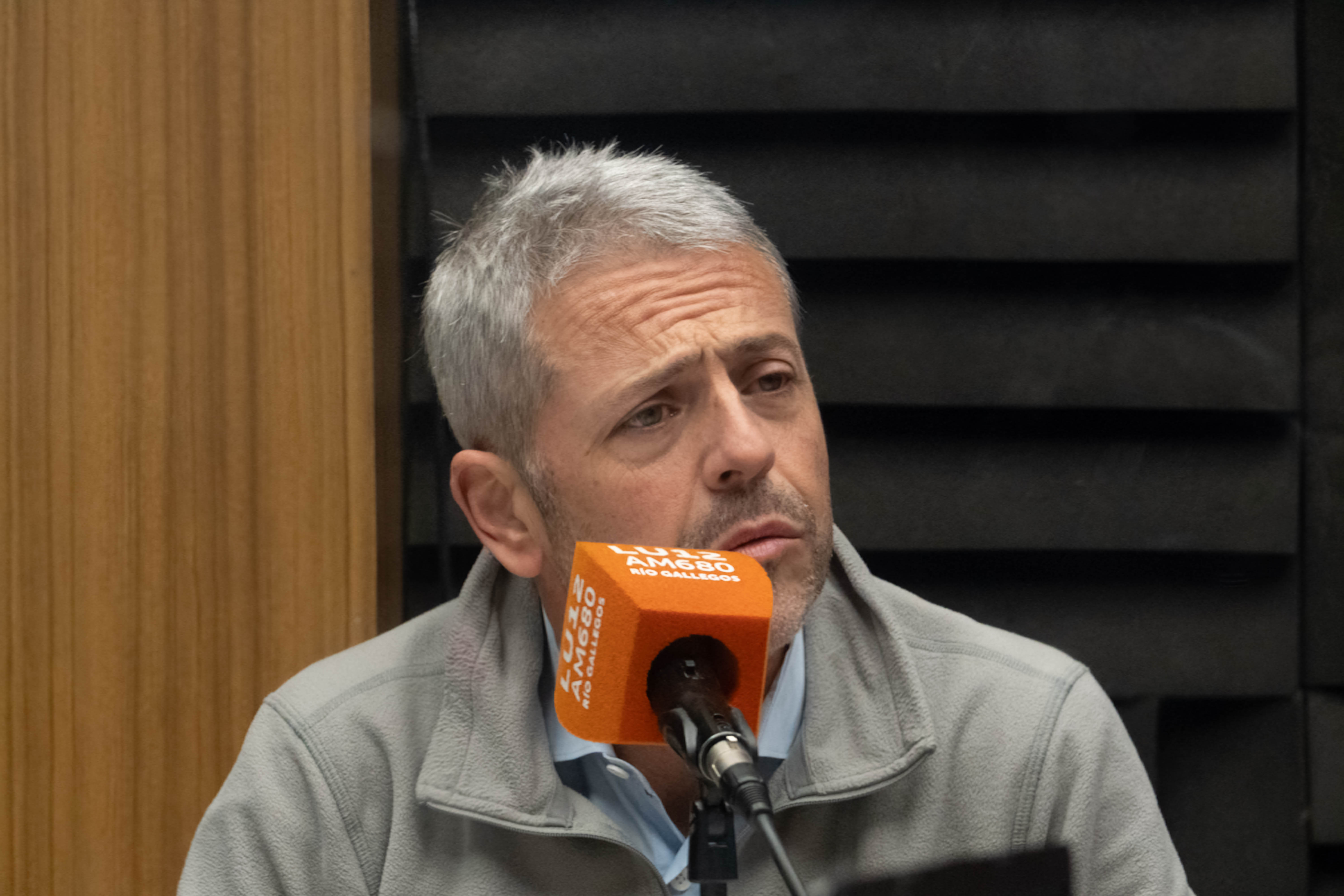  El escritor Ernesto Fasola en su visita a Lu12 AM680. (FOTO: LEANDRO FRANCO/ LA OPINIÓN AUSTRAL)