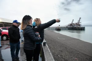 Sentido último adiós a “Pato” Saldivia: esparcieron sus cenizas en la costanera