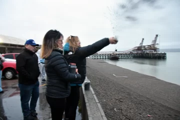 Sentido último adiós a “Pato” Saldivia: esparcieron sus cenizas en la costanera Sentido último adiós a “Pato” Saldivia: esparcieron sus cenizas en la costanera