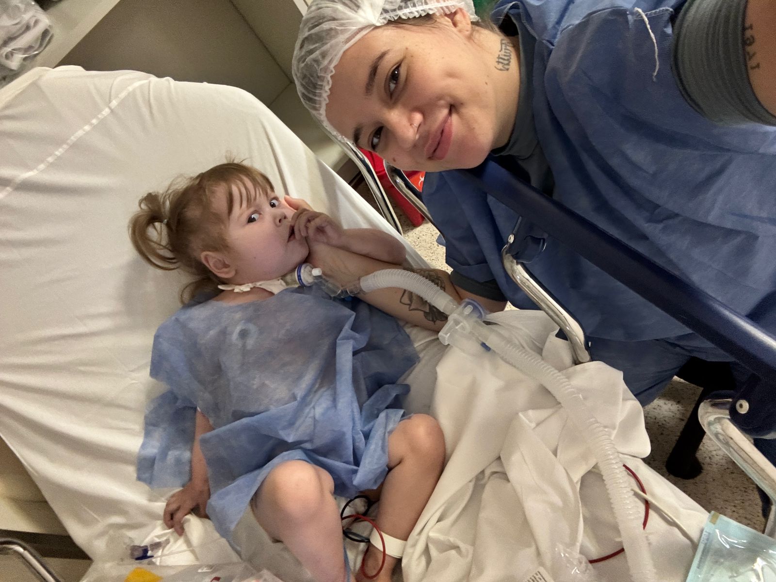  Ekatherina, junto a su mamá, Anastasia Kravchenko, en el Hospital Italiano, a la espera de un corazón.