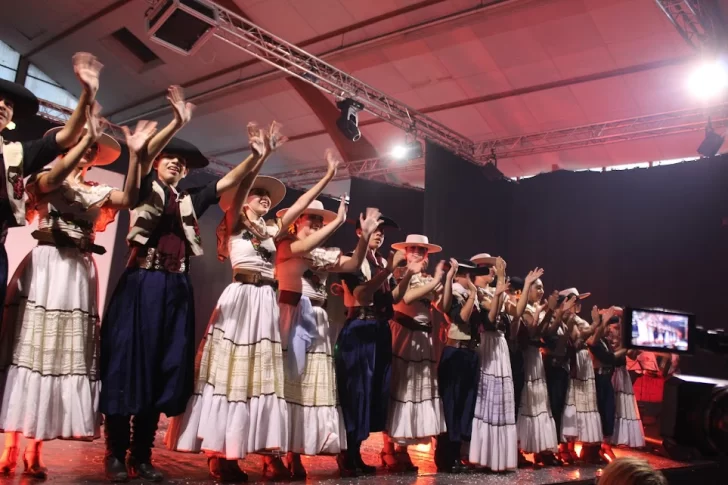 Ballet Infantil de la Escuela Municipal de Danzas “General Las Heras” de Santa Cruz cerró su gira por Francia