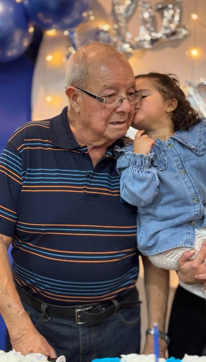  Cleto Godoy junto a su bisnieta Emma.