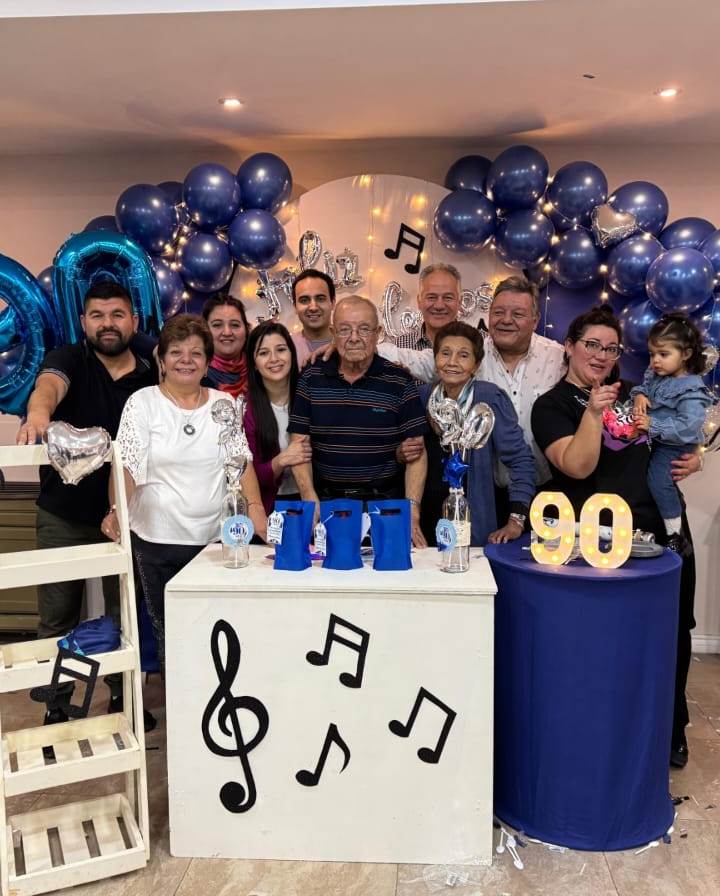  Cleto Godoy en el festejo de su cumpleaños N° 90 junto a sus hijos, yerno, nietos y bisnieta.