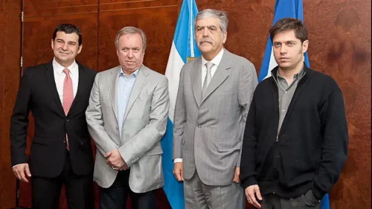  2-11-2012. Miguel Galuccio, Daniel Peralta, Julio de Vido y Axel Kicillof en la firma de acta acuerdo por las acciones de Santa Cruz en YPF y la prórroga de las áreas petroleras a favor de la operadora.