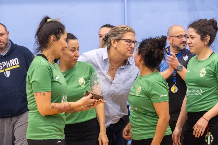  Claudia D´Ambrisio, presidenta de Hispano Americano, saluda a las campeonas +30. FOTO: LEANDRO FRANCO/LOA