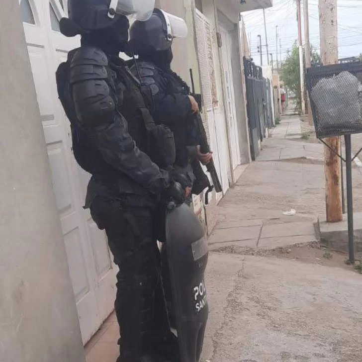 Fue hasta la casa de su ex pareja, se rehusó a retirarse y le encontraron droga: lo condenaron