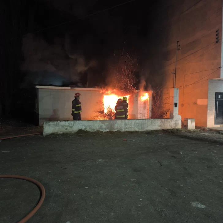 Incendio en una vivienda abandonada en Río Gallegos: investigan si fue intencional