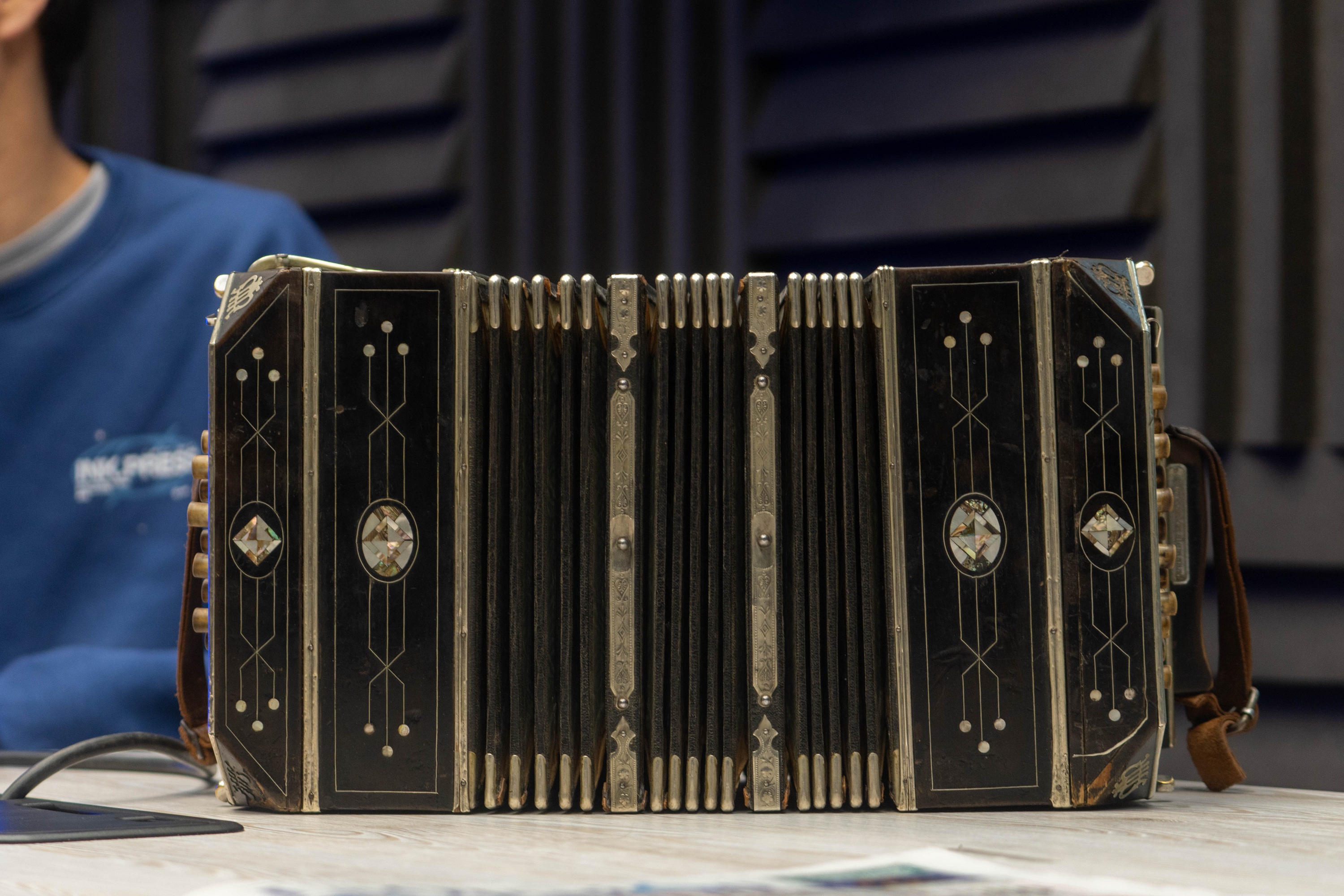  Jeremías Villarreal heredó el bandoneón de su abuelo. FOTO: LEANDRO FRANCO/ LA OPINIÓN AUSTRAL