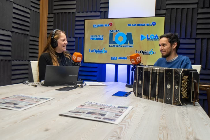  La locutora Cecilia Luna entrevistando a Jeremías Villarreal en los estudios de Radio LU12 AM680. FOTO: LEANDRO FRANCO/ LA OPINIÓN AUSTRAL