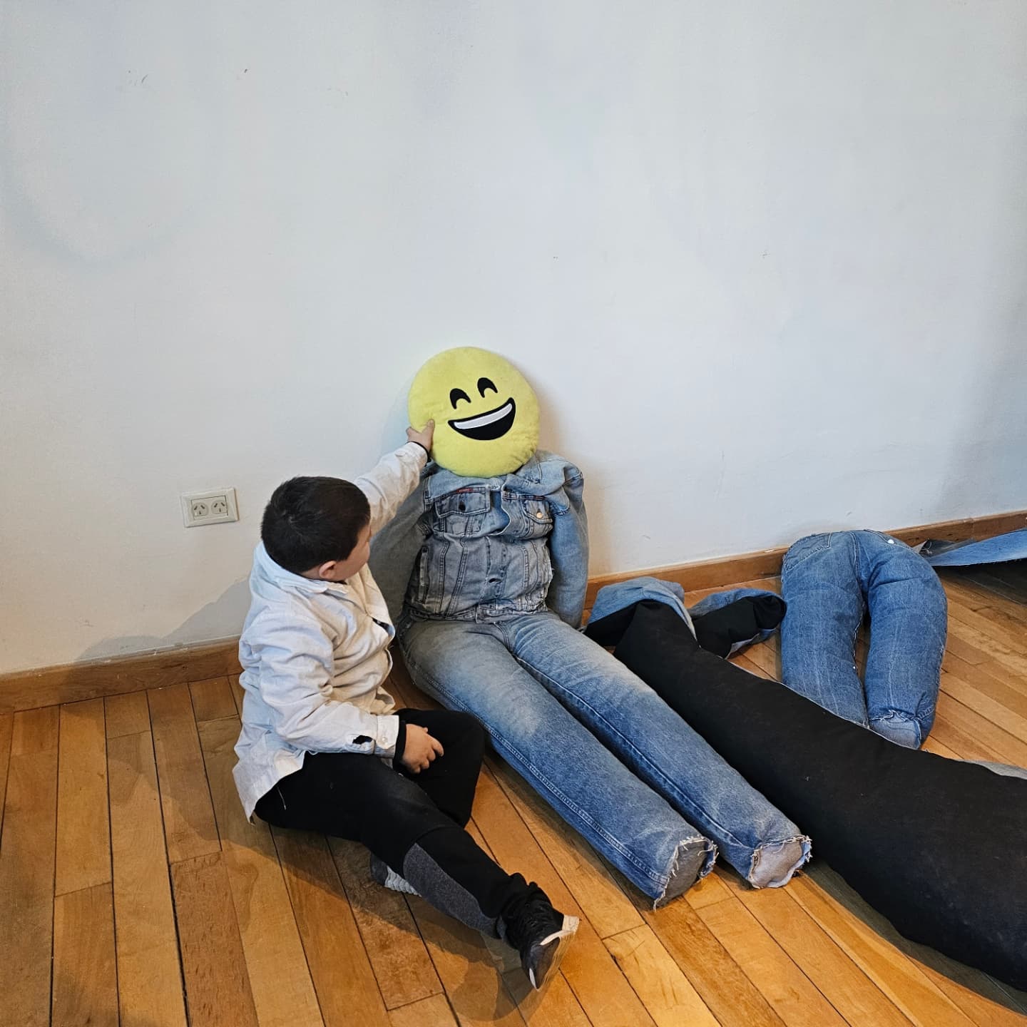  Durante su exposición en el MAEM, alumnos y alumnas de la Escuela Especial N° 1 recorrieron la exposición.