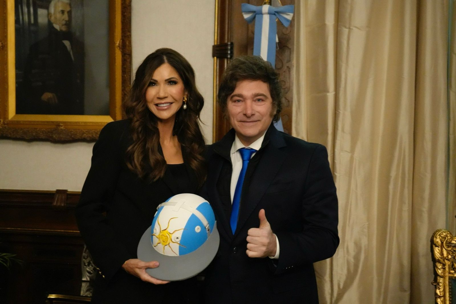  Kristi Noem, una de las piezas claves de la administración de Donald Trump, llegó a Buenos Aires el domingo y se irá el martes, luego de mantener una serie de encuentros oficiales.