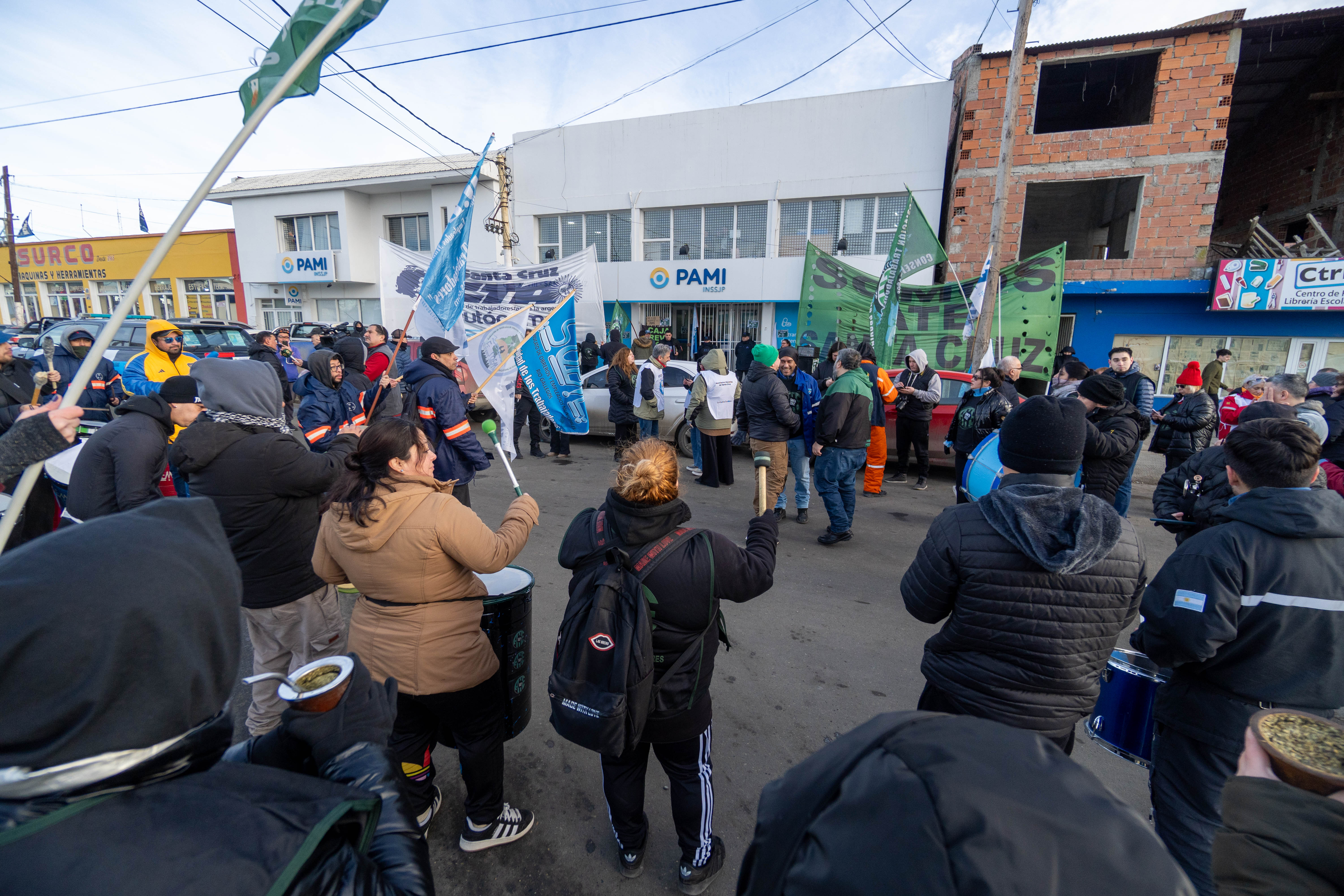  Los trabajadores se manifestaron en pedido de reincorporación de los trabajadores despedidos. (FOTO: LEANDRO FRANCO/ LA OPINIÓN AUSTRAL)