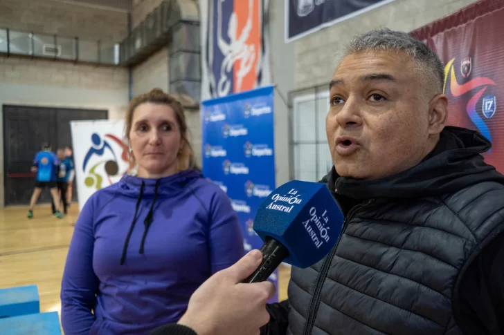  Víctor Quiñónez, referente del Barrio Santa Cruz y Silvina Foschi, reconocida profesora de atletismo, hablaron con LOA. (FOTO: LEANDRO FRANCO/ LA OPINIÓN AUSTRAL)
