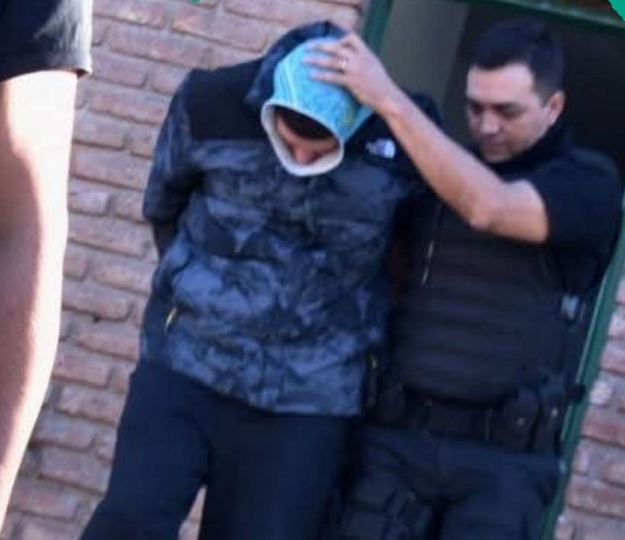  Esposado. Así sacaban a Gustavo Donaire de la Cámara Criminal.