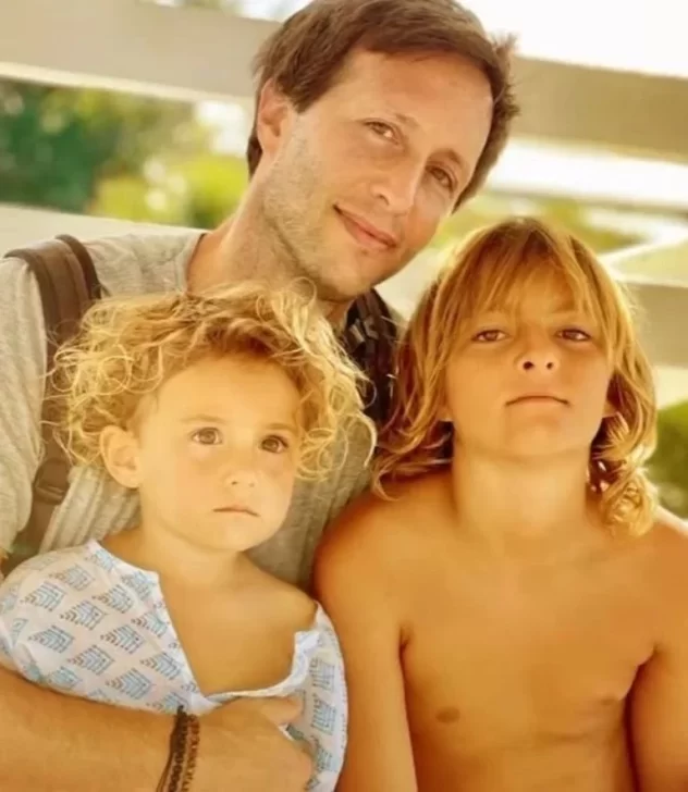  Mila con su papá Tomás y su hermano Inti.