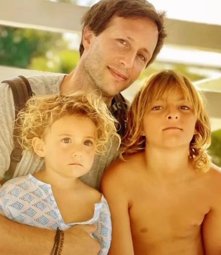  Mila con su papá Tomás y su hermano Inti.
