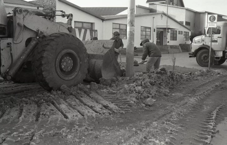  Juntando nieve en calle Pellegrini. Detrás, el antiguo edificio de la Escuela Primaria N° 15.