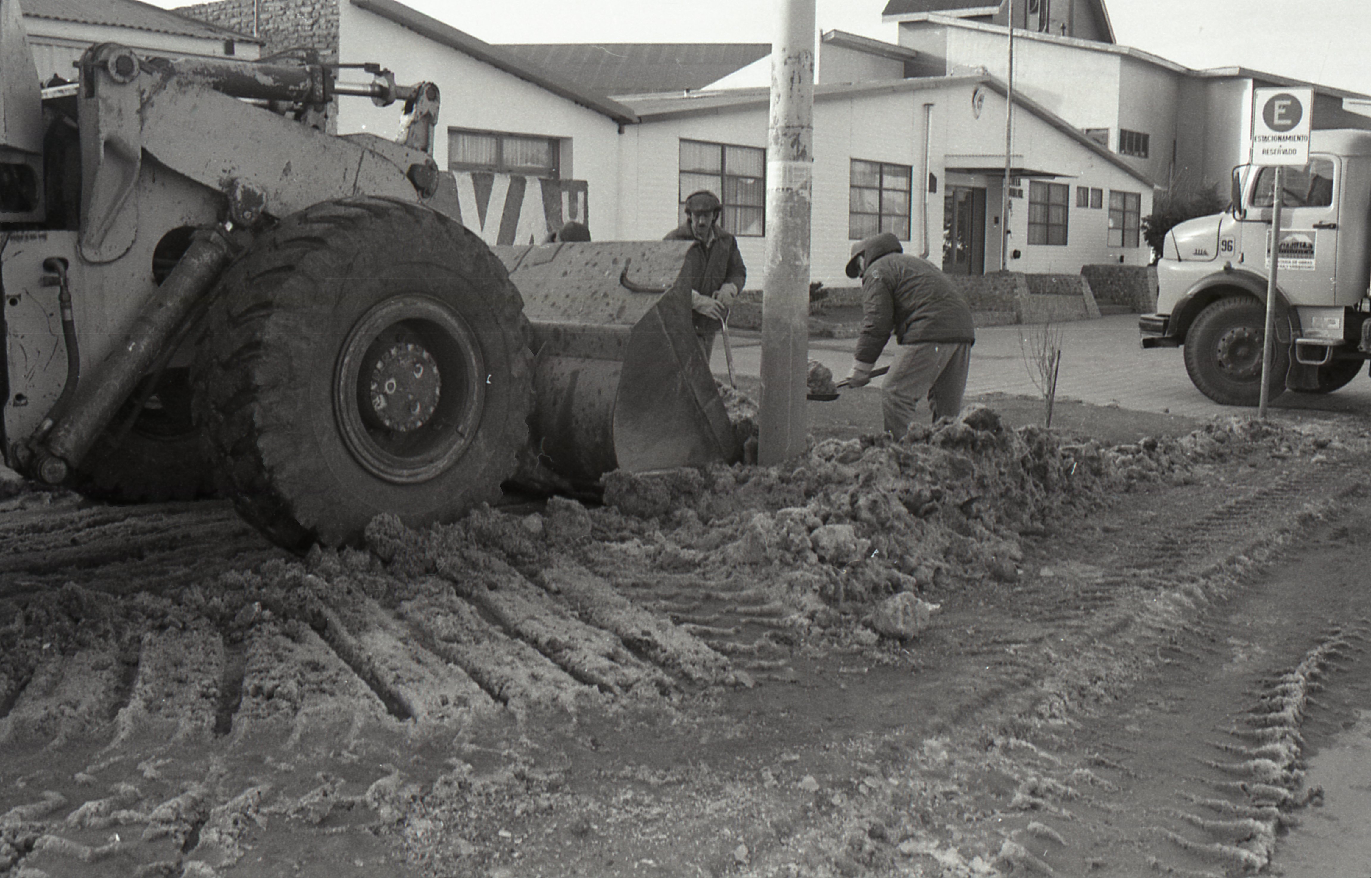  Juntando nieve en calle Pellegrini. Detrás, el antiguo edificio de la Escuela Primaria N° 15.