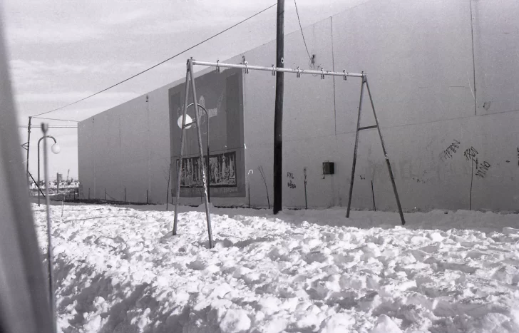  Desde el Municipio dieron la orden de cortar las cadenas de las hamacas para poder colocárselas a los vehículos de la comuna.