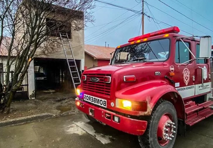 Incendio en una vivienda: una persona tuvo que ser trasladada al hospital