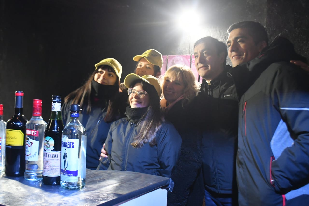  El intendente de Río Gallegos, Pablo Grasso, y el de 28 de Noviembre, Aldo Aravena, recorrieron las barras del Patio Patagónico. Foto: Juan Palacios/La Opinión Austral