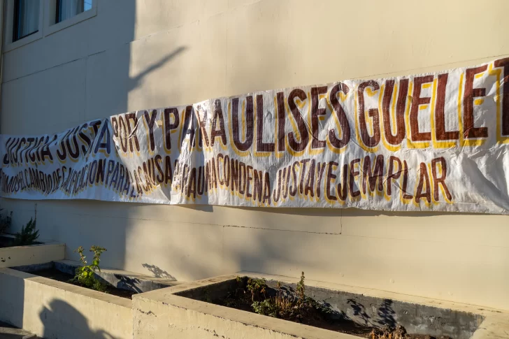  Afuera de la cámara habían colocado una bandera pidiendo justicia. (FOTO: LEANDRO FRANCO/ LA OPINIÓN AUSTRAL)