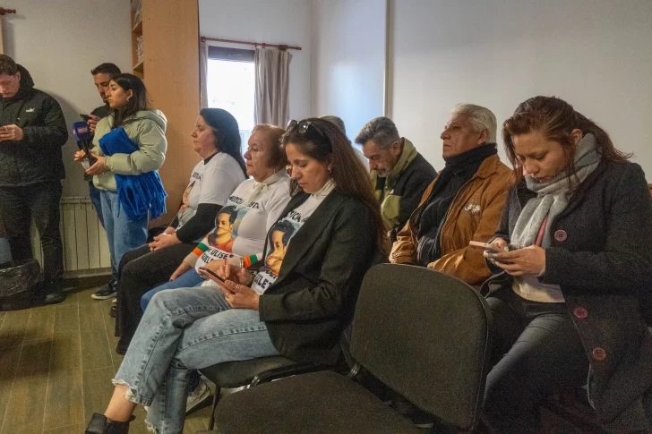  Familiares de Ulises y referentes sociales este jueves para la lectura del fallo. (FOTO: LEANDRO FRANCO/ LA OPINIÓN AUSTRAL)