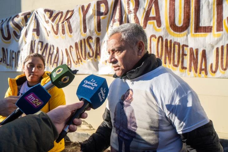  Óscar Sánchez a los micrófonos de los medios de prensa presentes. (FOTO: LEANDRO FRANCO/ LA OPINIÓN AUSTRAL)