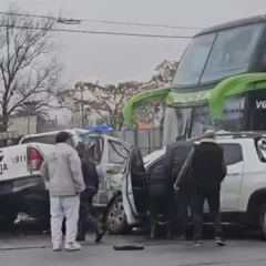 Robó un patrullero y chocó contra un micro de larga distancia y una camioneta