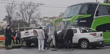 Robó un patrullero y chocó contra un micro de larga distancia y una camioneta Robó un patrullero y chocó contra un micro de larga distancia y una camioneta