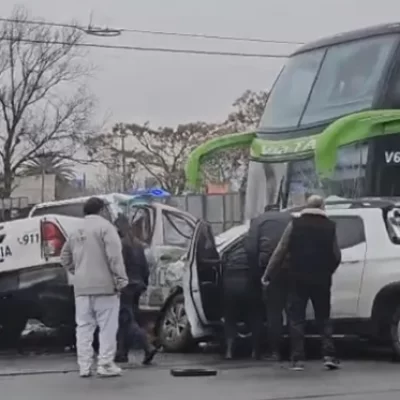 Robó un patrullero y chocó contra un micro de larga distancia y una camioneta