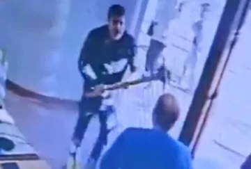 Día de furia: entró con un pico a la oficina de una empresa eléctrica y destrozó todo a su paso Día de furia: entró con un pico a la oficina de una empresa eléctrica y destrozó todo a su paso