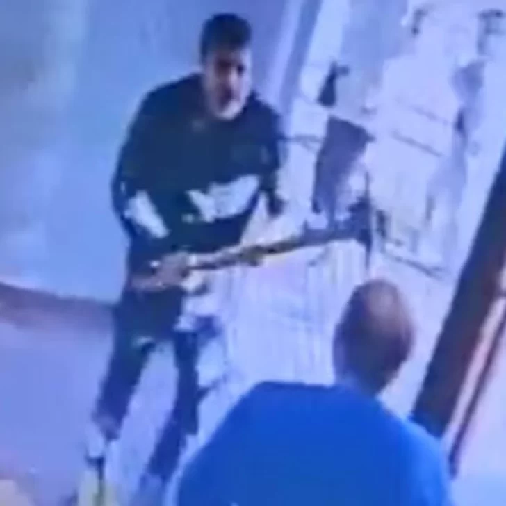 Día de furia: entró con un pico a la oficina de una empresa eléctrica y destrozó todo a su paso Día de furia: entró con un pico a la oficina de una empresa eléctrica y destrozó todo a su paso