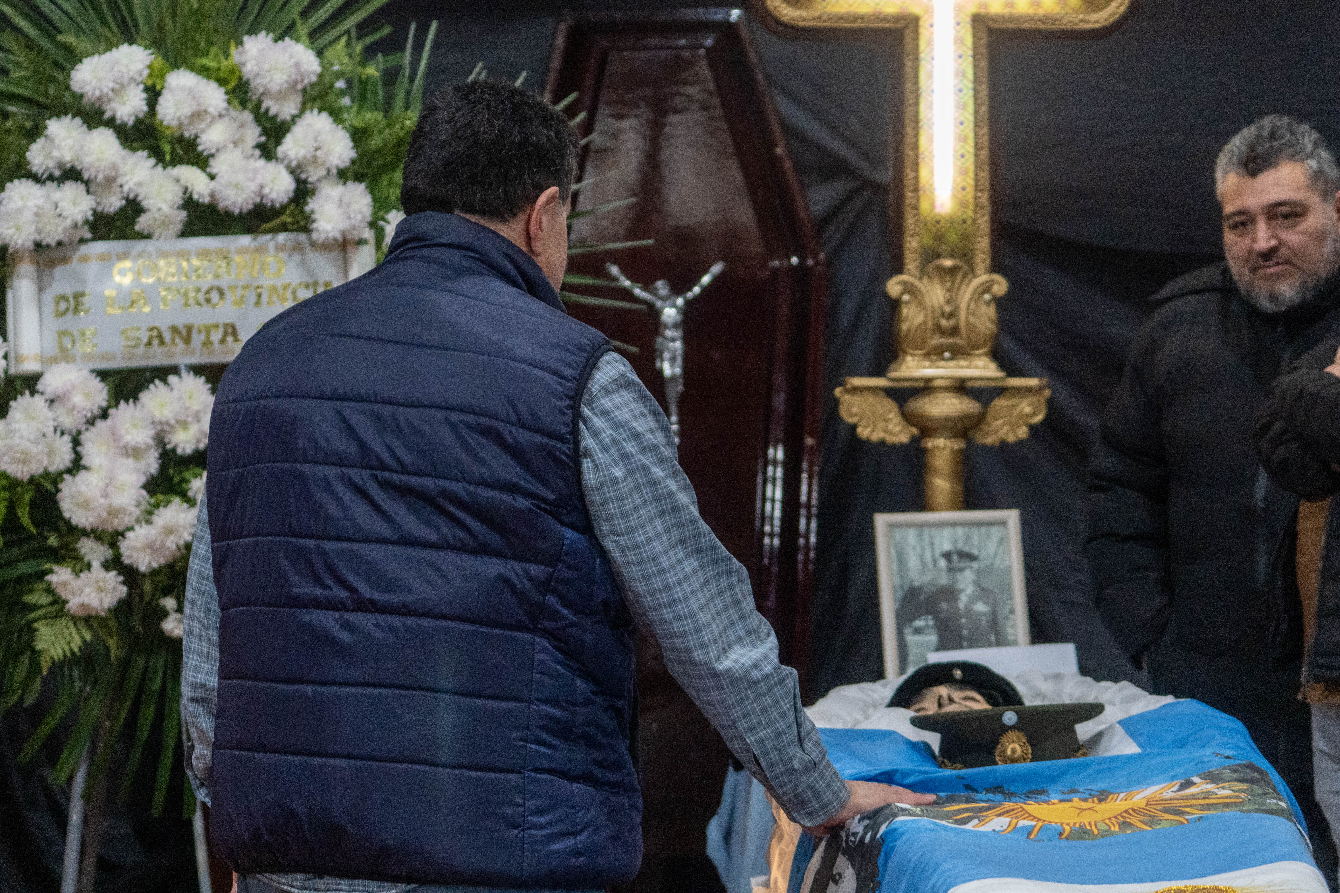  El héroe de Malvinas, Andrés Fernández Cabral despidió a Fernando Alturria. FOTO: LEANDRO FRANCO / LA OPINIÓN AUSTRAL