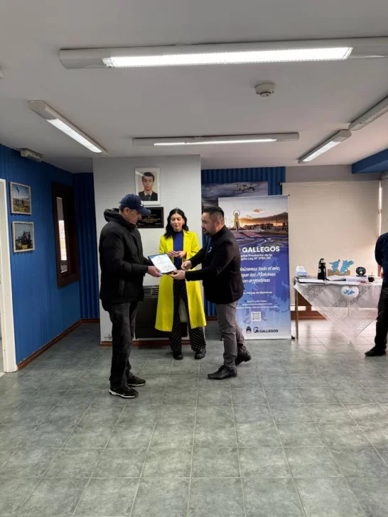  El concejal Julio Arabena entregando el reconocimiento al veterano Virgilio Obando.