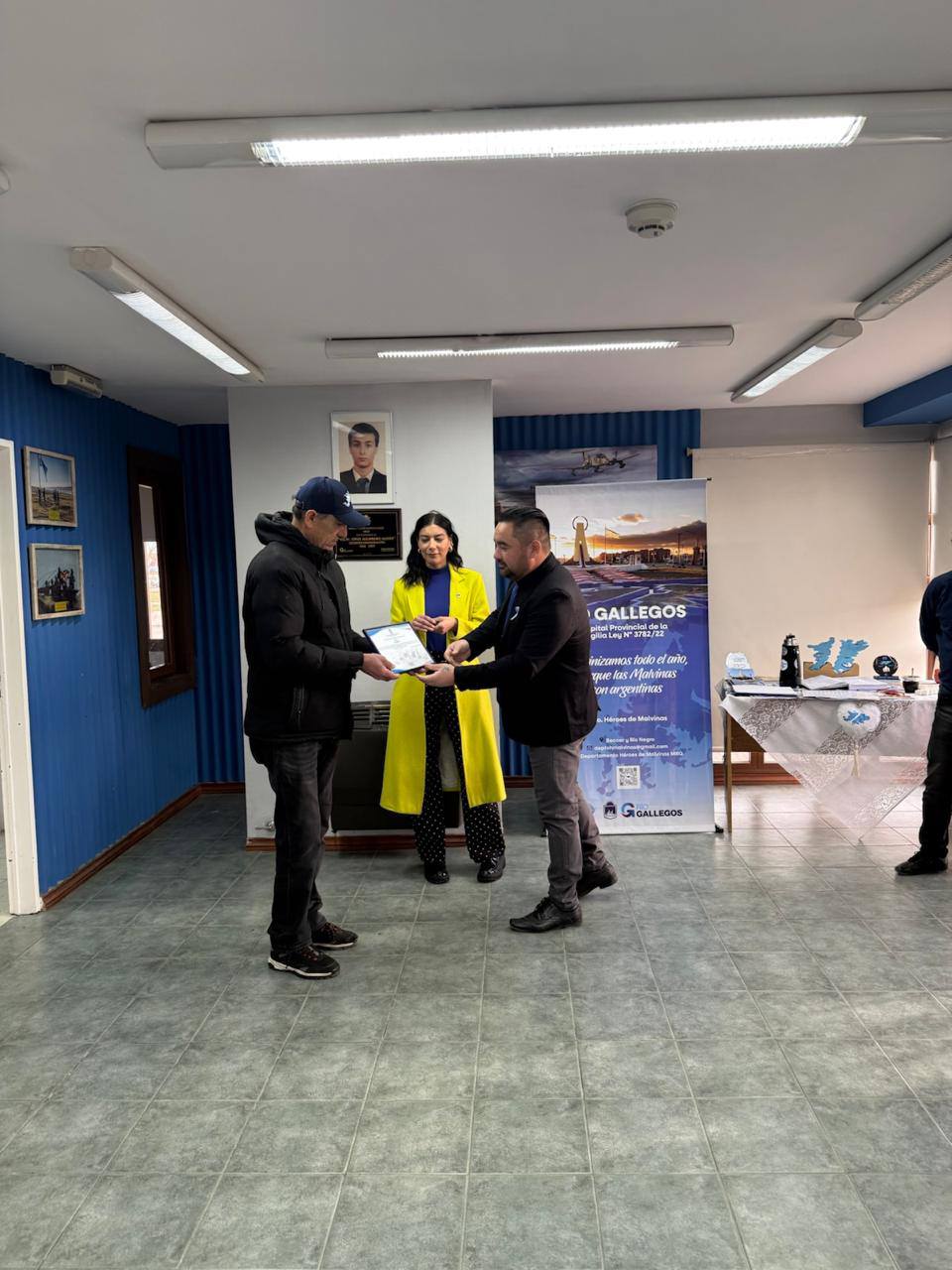  El concejal Julio Arabena entregando el reconocimiento al veterano Virgilio Obando.