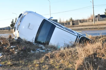 Impactante vuelco en Río Gallegos: una camioneta terminó en una zanja en Avenida Asturias Impactante vuelco en Río Gallegos: una camioneta terminó en una zanja en Avenida Asturias