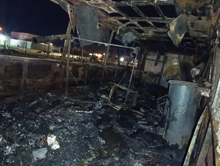  El estado en el que quedó el colectivo. (FOTO: POLICÍA SANTA CRUZ)