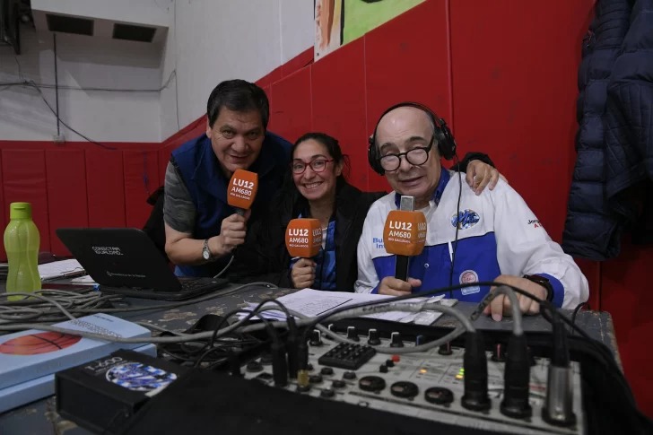  Beto Aravena y Virginia Carmona junto a Carlos Zapico: la transmisión de LU12. FOTOS: JOSÉ SILVA/LA OPINIÓN AUSTRAL
