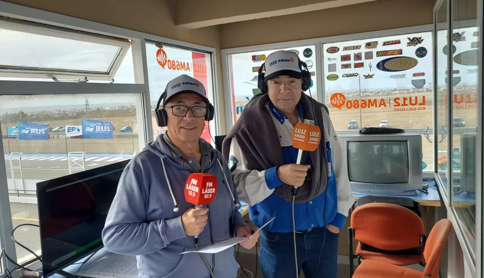  Carlos Zapico y Elio Mayorga, en la cabina del Autódromo José Muñiz. FOTO: LEANDRO FRANCO / LA OPINIÓN AUSTRAL.