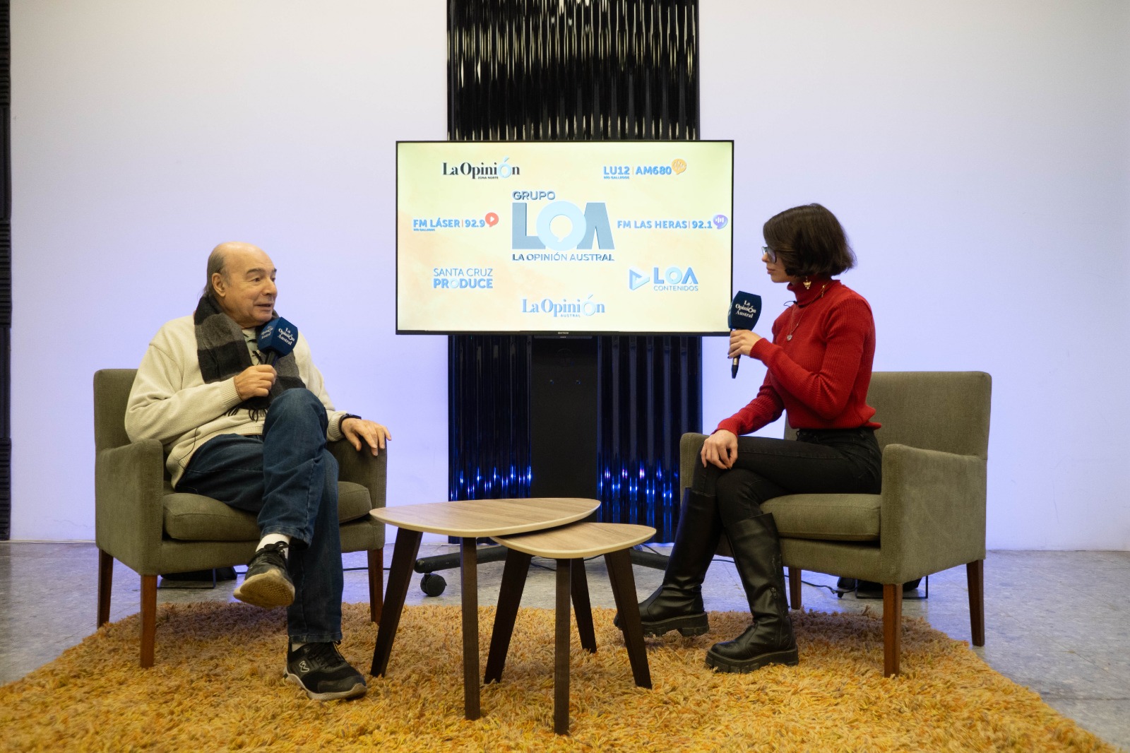  Carlos Zapico hablando con la periodista Andrea Daufí. FOTO: LEANDRO FRANCO/LA OPINIÓN AUSTRAL.