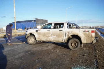 Violento despiste y vuelco en las afueras de Río Gallegos por la escarcha Violento despiste y vuelco en las afueras de Río Gallegos por la escarcha