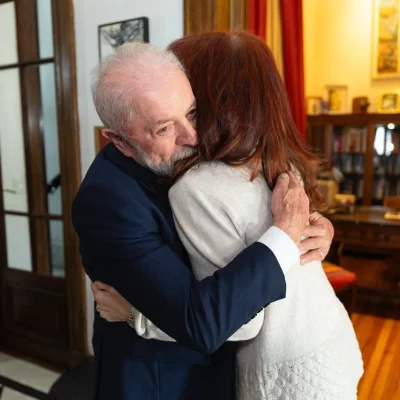 Cristina recibió a Lula y denunció una “deriva autoritaria”: “Quieren hacer de Argentina un experimento”