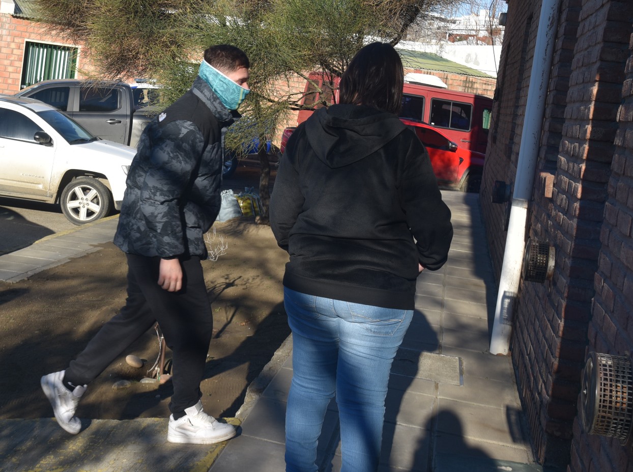  Así entraba Gustavo Ezequiel Donaire a la cámara criminal de Caleta Olivia (FOTO: EL PATAGÓNICO).