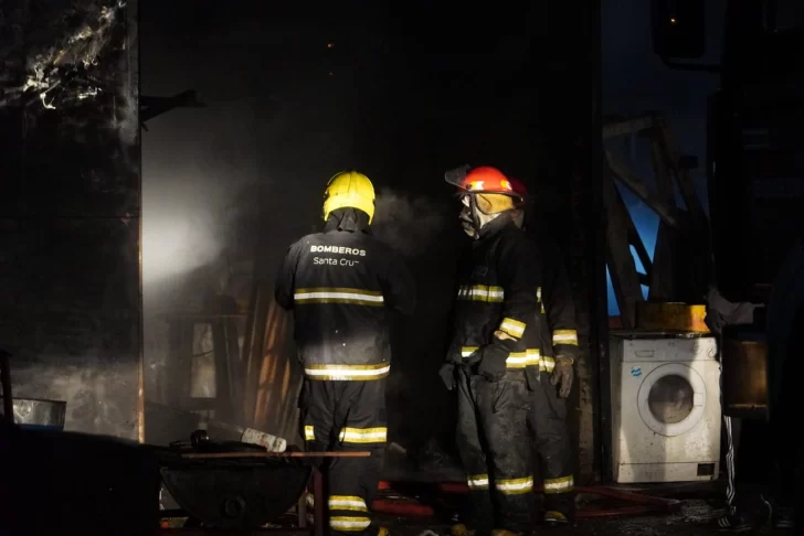  Bomberos viendo que no quedó nada tras el hecho. (FOTO: LEANDRO FRANCO/LA OPINIÓN AUSTRAL)