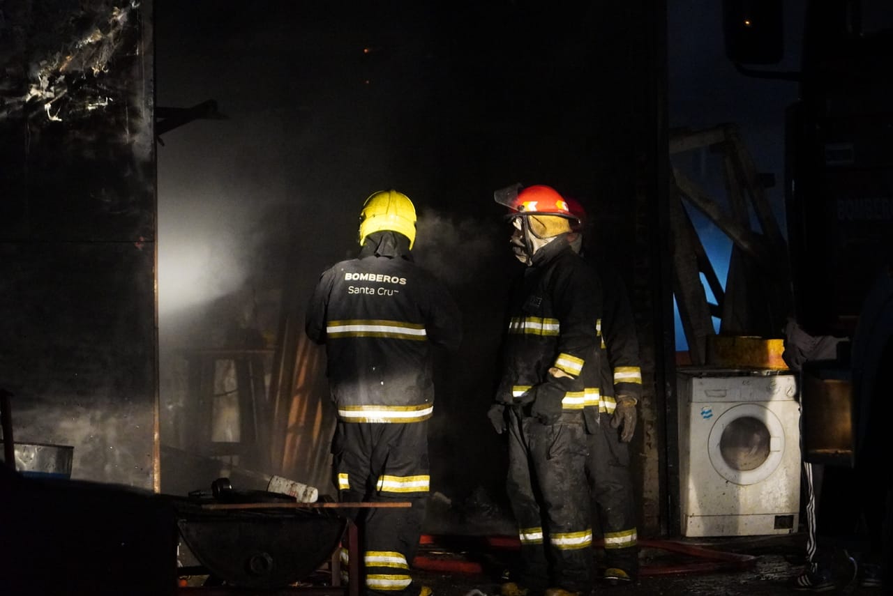  Bomberos viendo que no quedó nada tras el hecho. (FOTO: LEANDRO FRANCO/LA OPINIÓN AUSTRAL)